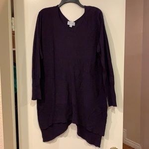 Long sleeve sweater, great for leggings